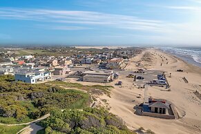 Beachfront 2BR w/ Deck, Views & Direct Sand Access Strand Way A