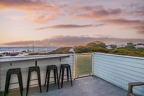 Beachfront 2BR w/ Deck, Views & Direct Sand Access Strand Way A