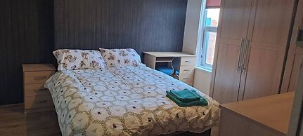 Room-charming Leicester Guest Room With