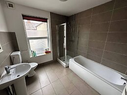 Room-charming Leicester Guest Room With