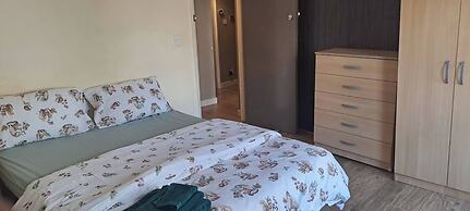 Room-charming Leicester Guest Room With