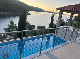 Beachfront Luxury Villa With Private Pool and Stunning Sea Views