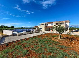 Rustic Villa Perosa With Heated Pool