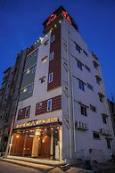 Merry Inn Luxe Suites Near KIAL