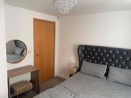 2 Bed Flat - Sleeps 6 - Parking - Wifi
