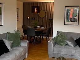 2 Bed Flat - Sleeps 6 - Parking - Wifi