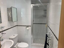 2 Bed Flat - Sleeps 6 - Parking - Wifi