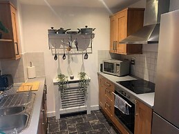 2 Bed Flat - Sleeps 6 - Parking - Wifi