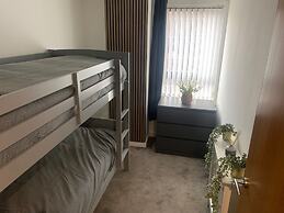 2 Bed Flat - Sleeps 6 - Parking - Wifi