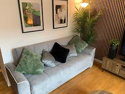 2 Bed Flat - Sleeps 6 - Parking - Wifi