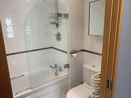 2 Bed Flat - Sleeps 6 - Parking - Wifi