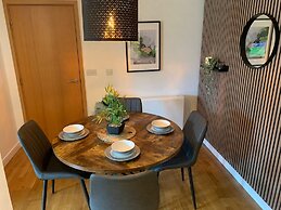 2 Bed Flat - Sleeps 6 - Parking - Wifi