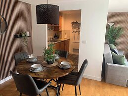 2 Bed Flat - Sleeps 6 - Parking - Wifi