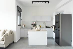 Sea Views & City Vibes on Sokolov