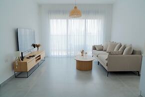 Sea Views & City Vibes on Sokolov