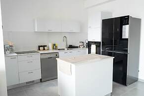 Sea Views & City Vibes on Sokolov