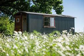 Harbour Ranch Hut - Rustic Countryside Escape