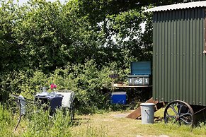 Harbour Ranch Hut - Rustic Countryside Escape