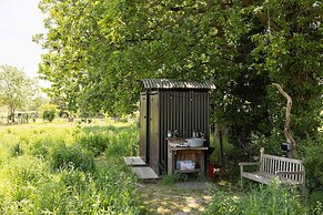 Harbour Ranch Hut - Rustic Countryside Escape
