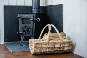 Harbour Ranch Hut - Rustic Countryside Escape