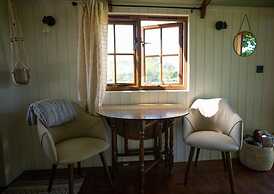 Harbour Ranch Hut - Rustic Countryside Escape