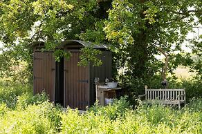 Harbour Ranch Hut - Rustic Countryside Escape
