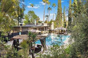 Del Campo Villa - 4BR Woodland Hills Gem With Pool and Cabana
