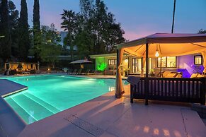 Del Campo Villa - 4BR Woodland Hills Gem With Pool and Cabana