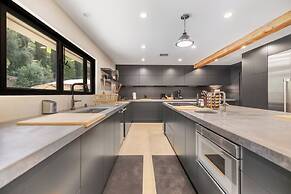 Del Campo Villa - 4BR Woodland Hills Gem With Pool and Cabana