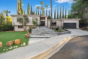 Del Campo Villa - 4BR Woodland Hills Gem With Pool and Cabana