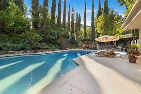 Del Campo Villa - 4BR Woodland Hills Gem With Pool and Cabana