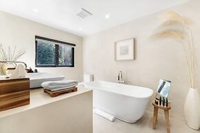 Del Campo Villa - 4BR Woodland Hills Gem With Pool and Cabana