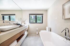 Del Campo Villa - 4BR Woodland Hills Gem With Pool and Cabana