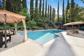 Del Campo Villa - 4BR Woodland Hills Gem With Pool and Cabana