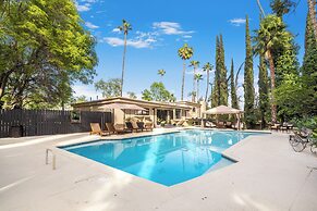 Del Campo Villa - 4BR Woodland Hills Gem With Pool and Cabana