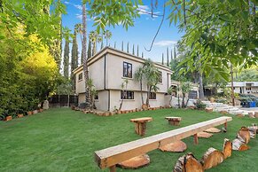 Del Campo Villa - 4BR Woodland Hills Gem With Pool and Cabana