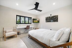 Del Campo Villa - 4BR Woodland Hills Gem With Pool and Cabana