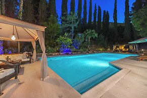Del Campo Villa - 4BR Woodland Hills Gem With Pool and Cabana