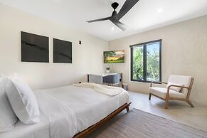 Del Campo Villa - 4BR Woodland Hills Gem With Pool and Cabana