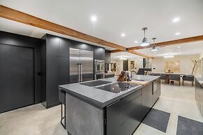 Del Campo Villa - 4BR Woodland Hills Gem With Pool and Cabana