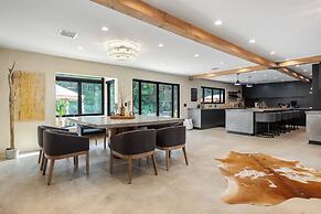 Del Campo Villa - 4BR Woodland Hills Gem With Pool and Cabana