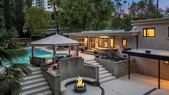 Del Campo Villa - 4BR Woodland Hills Gem With Pool and Cabana