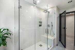 Del Campo Villa - 4BR Woodland Hills Gem With Pool and Cabana