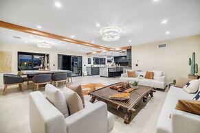 Del Campo Villa - 4BR Woodland Hills Gem With Pool and Cabana