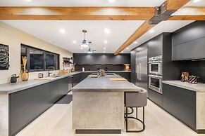 Del Campo Villa - 4BR Woodland Hills Gem With Pool and Cabana