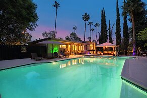 Del Campo Villa - 4BR Woodland Hills Gem With Pool and Cabana
