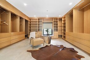 Del Campo Villa - 4BR Woodland Hills Gem With Pool and Cabana