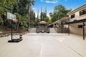Del Campo Villa - 4BR Woodland Hills Gem With Pool and Cabana