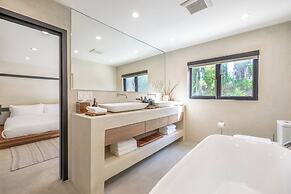 Del Campo Villa - 4BR Woodland Hills Gem With Pool and Cabana