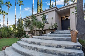 Del Campo Villa - 4BR Woodland Hills Gem With Pool and Cabana
